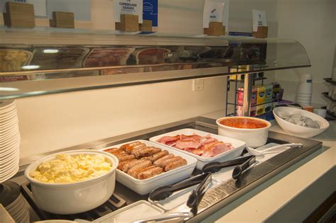 holiday inn breakfast time.
